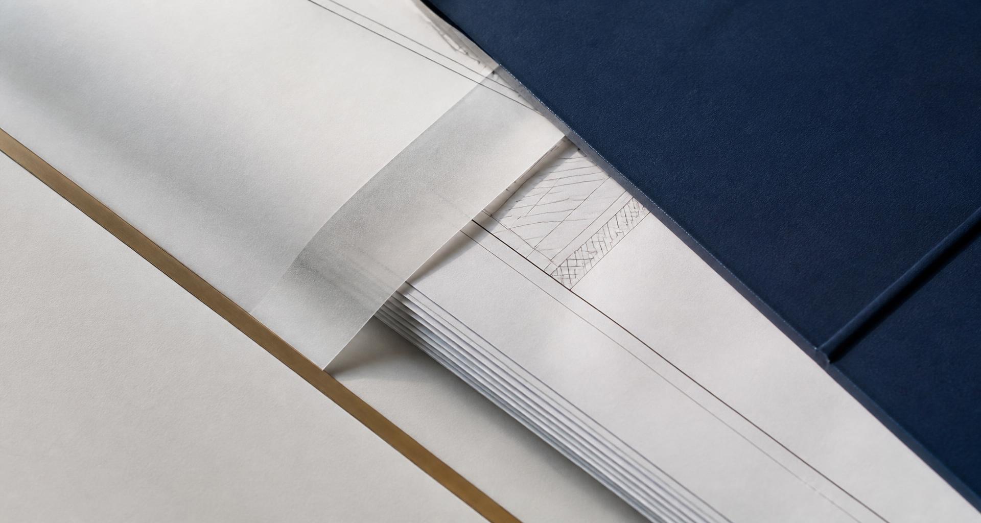 Detalle editorial de papeles y carpeta azul
